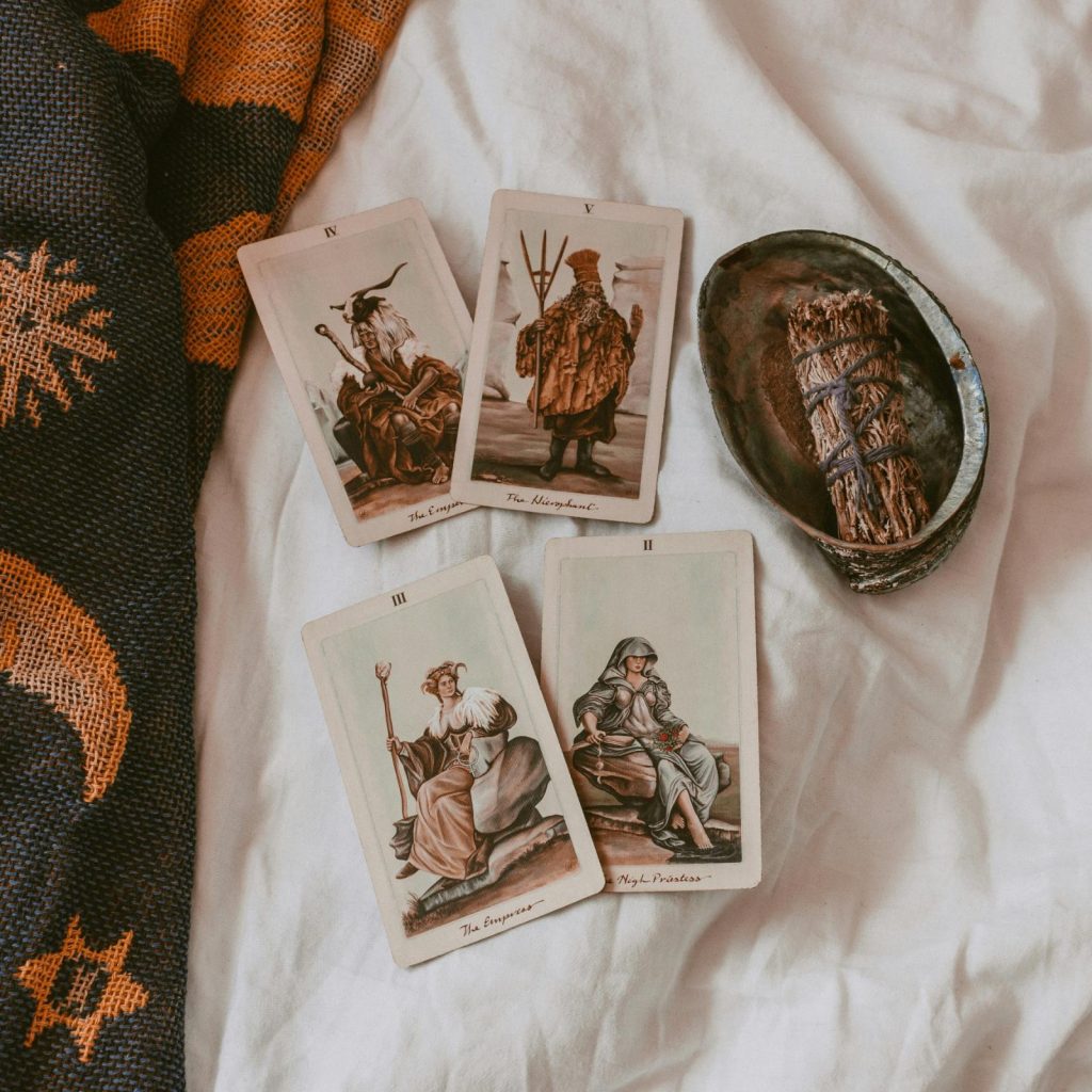 Cartas de tarot al lado de palo santo