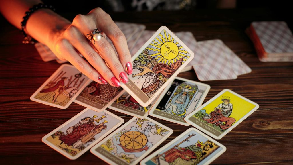 Mujer escoge una carta de tarot