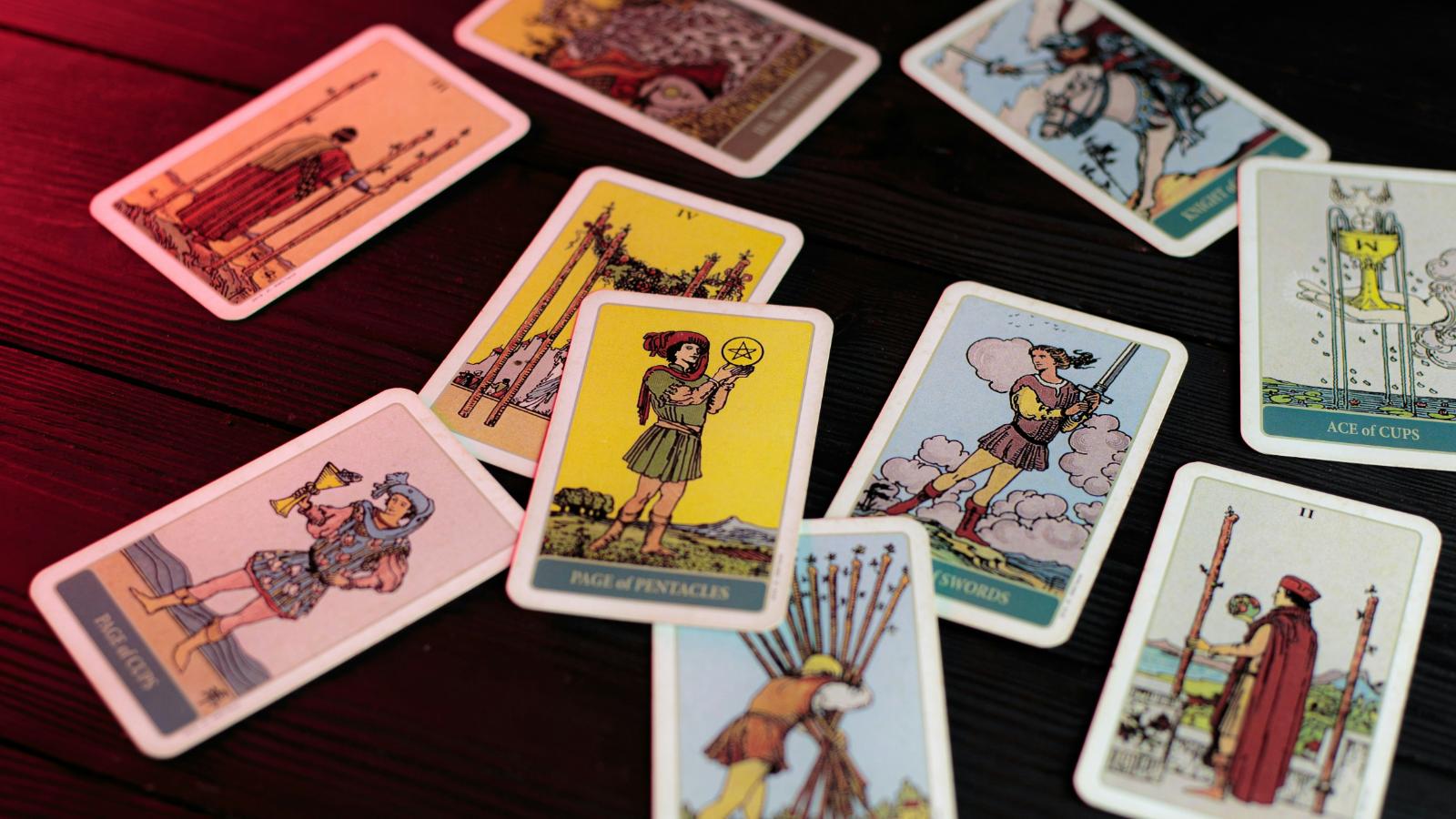 Cartas de tarot sobre una mesa