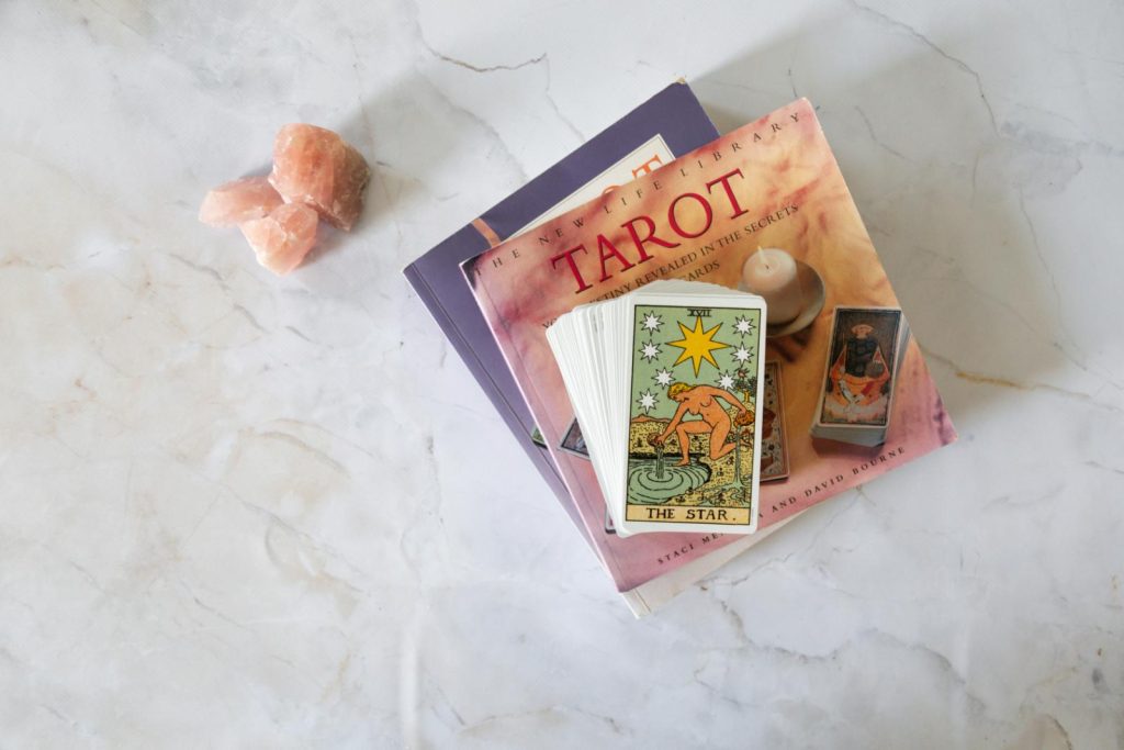 Cartas de tarot y un libro